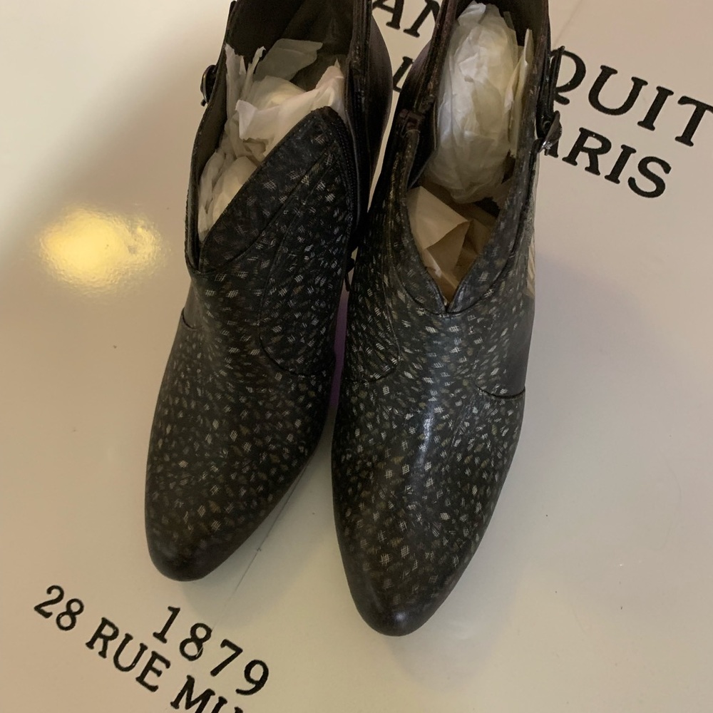 Icon 10m gently used leather shooties